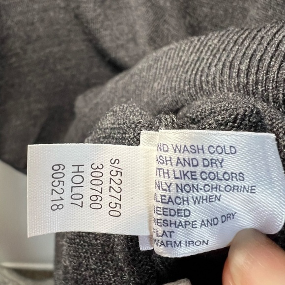 Gap Men's 100% Italian Merino Wool Sweater Charcoal Gray Tight Knit V-Neck Large - Picture 11 of 11